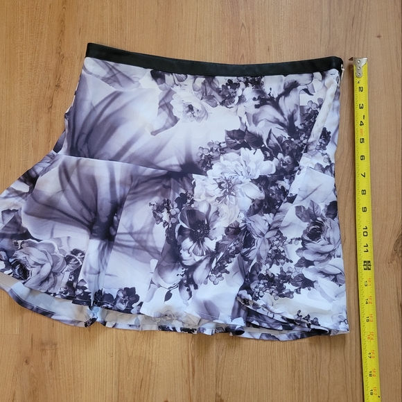 Express floral mini skirt - size 6 - Picture 7 of 7